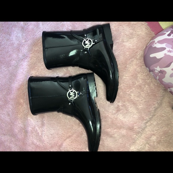 Michael Kors Fulton Rain Booties - Picture 4 of 7